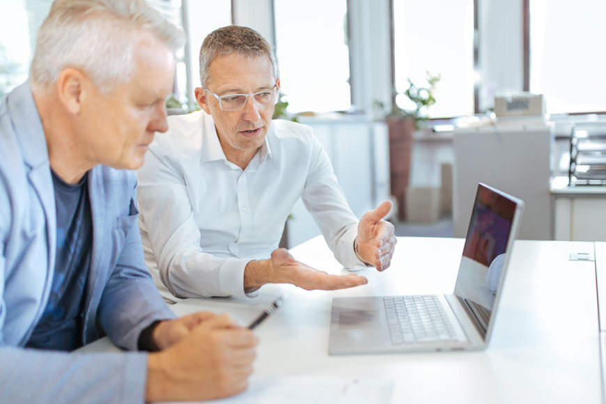 KUKA Roboter spielen dabei mit einem eigens konfigurierten, multifunk-tionalen Produktionswürfel den intelligenten Doppelpass